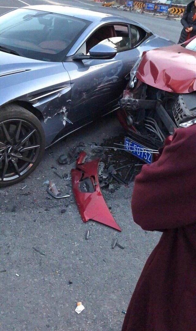 冷血吗 博主称全责碰了豪车 一夜返贫也活该