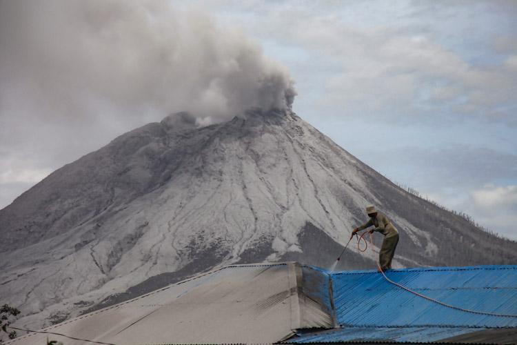 印尼火山最高级别警戒！航班全部取消 千万别去